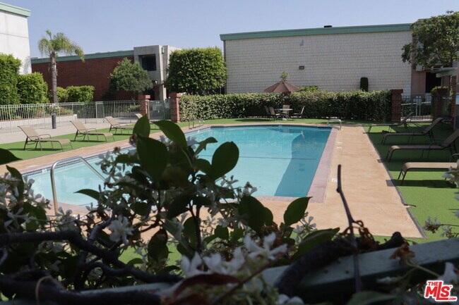 Building Photo - 5301 Balboa Blvd