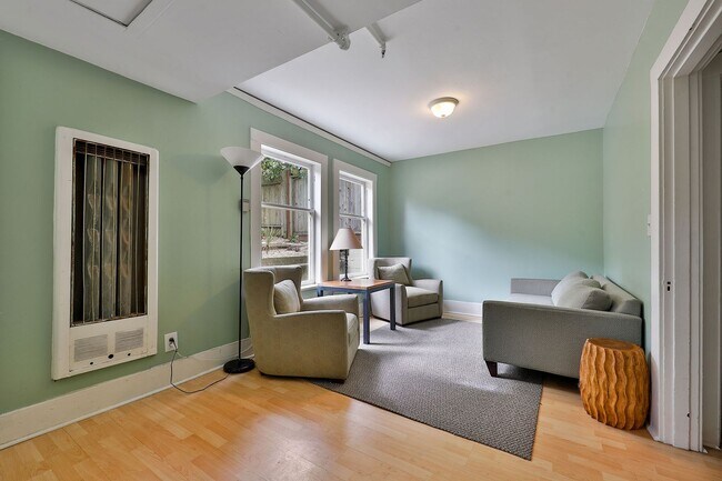 Building Photo - Cole Valley: Bright Top Floor Unfurnished 1 Bed 1 Bath with Garage Parking