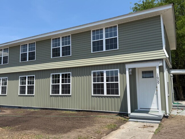 Building Photo - 1611 St Andrew St