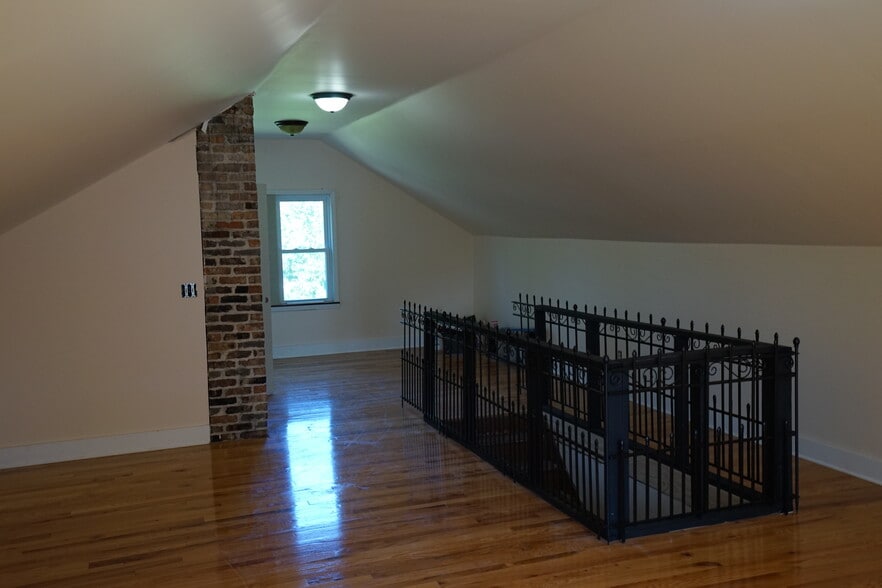 MASTER BED ROOM /LOFT - 1652 Ethel Ave