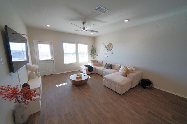 Building Photo - Like-New Home in Applewood Neighborhood. Realtor Commission: $600