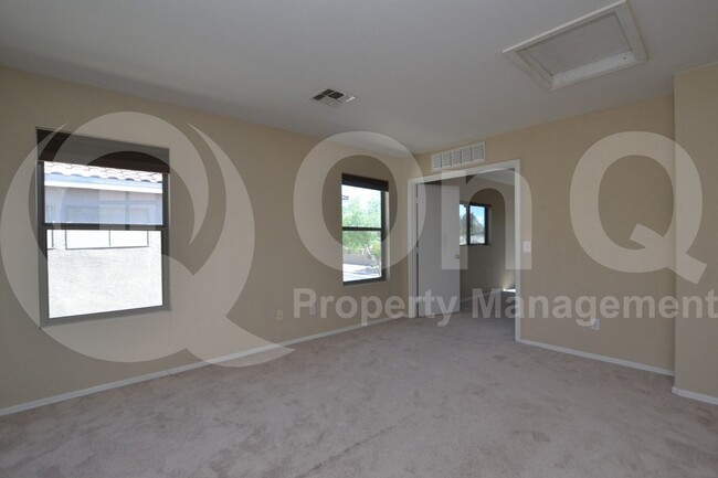 Building Photo - 699 E Springfield Pl