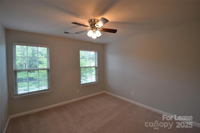 Building Photo - 1606 Fleetwood Dr