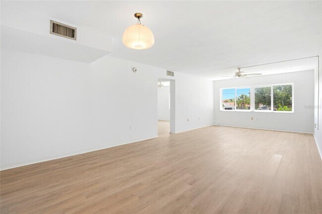 Building Photo - 4570 Overlook Dr NE