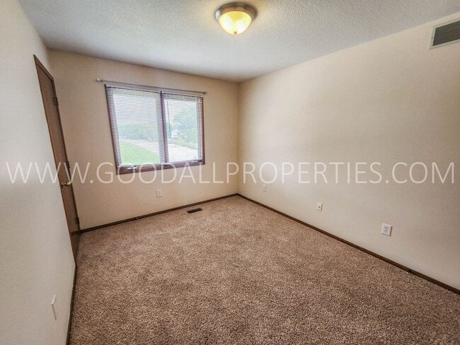 Building Photo - Executive 4 Bedroom Home in West Des Moine...