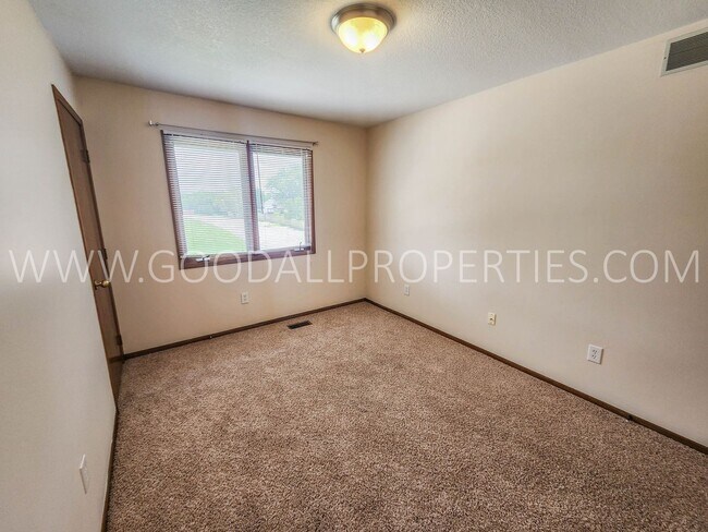 Building Photo - Executive 4 Bedroom Home in West Des Moines with a fenced in yard !!!