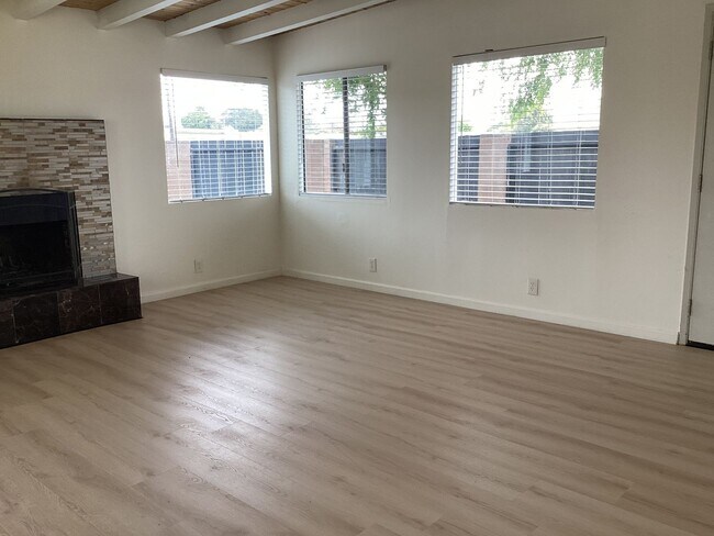 Building Photo - Single Story Updated Pet Friendly Home