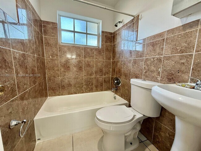 Building Photo - 906 SW 7th Terrace