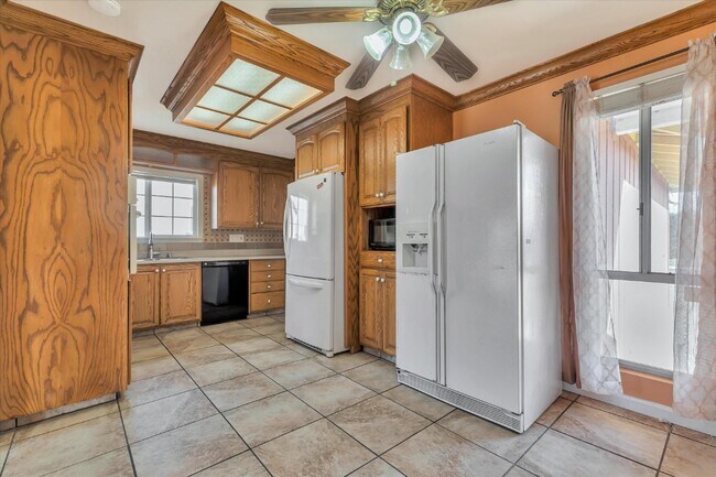 Building Photo - 43585 Montrose Ave