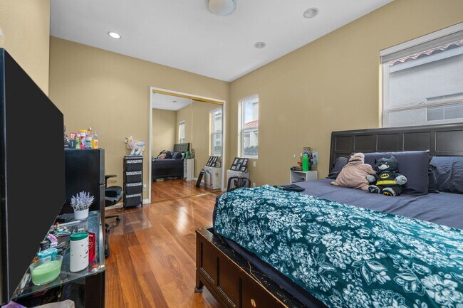 Building Photo - Expansive estate style home - 5 minute drive to SDSU!