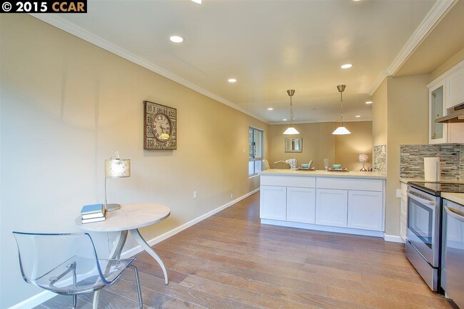 Building Photo - Gorgeous, Massive, 1BR/1BA, Fully Updated, 1000sqft+, A+++ Location, Parking Included