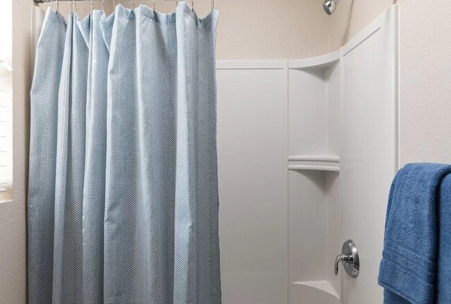 Building Photo - Large 4 bedroom 2000 sq ft home at a great value!