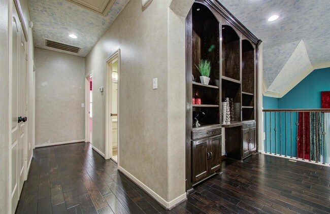 Building Photo - 4203 Scenic Valley Ln