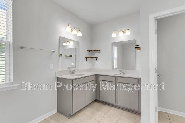 Building Photo - 425 Ribiero Dr