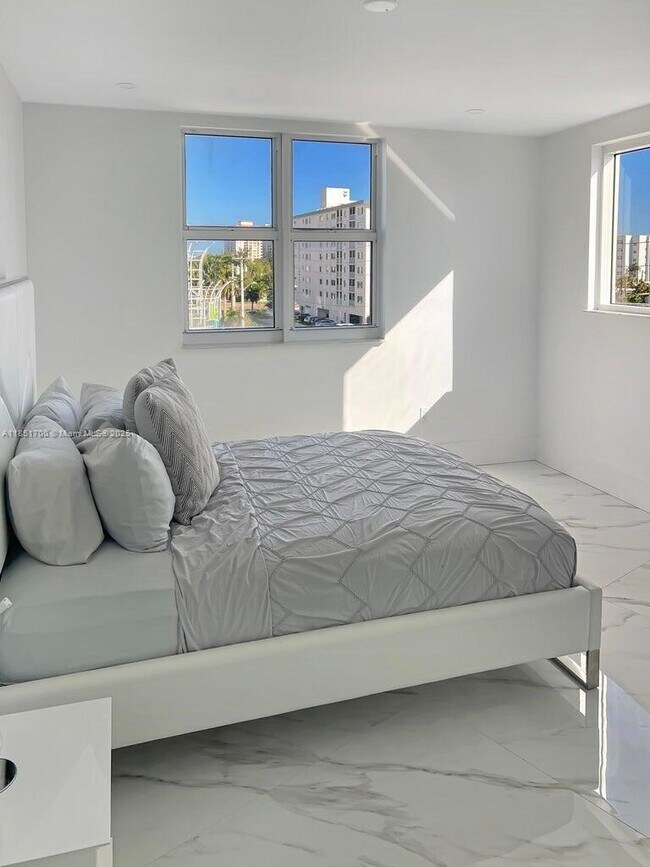 Building Photo - 615 Bayshore Dr