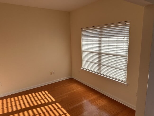 Building Photo - 10 Evergreen Oak Dr