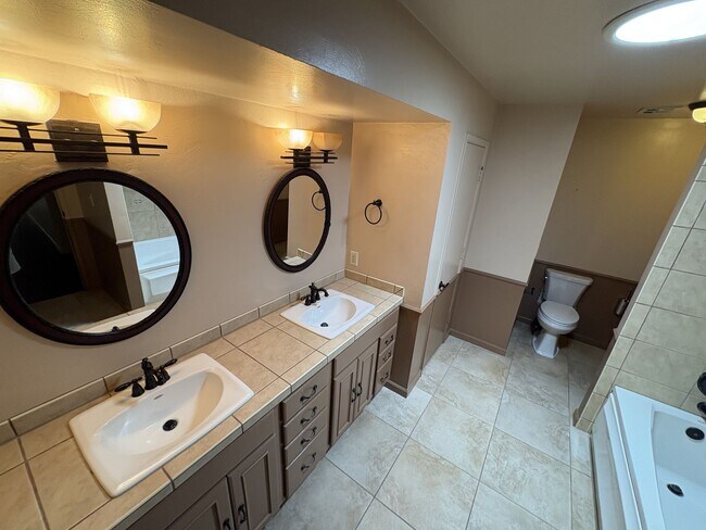 Building Photo - Highly sought community of Colonia Verde