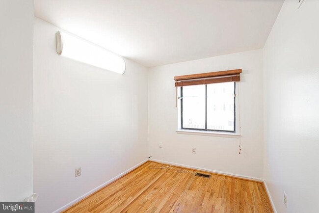 Building Photo - 2107 Arch St
