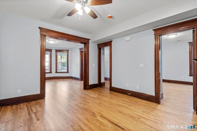 Building Photo - 548 Ferry St