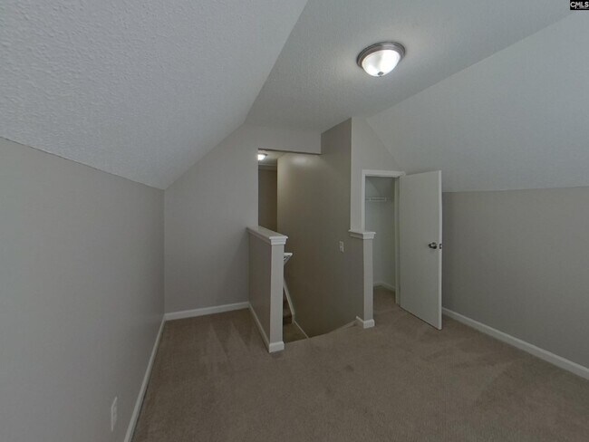 Building Photo - 200 E Lake Trail