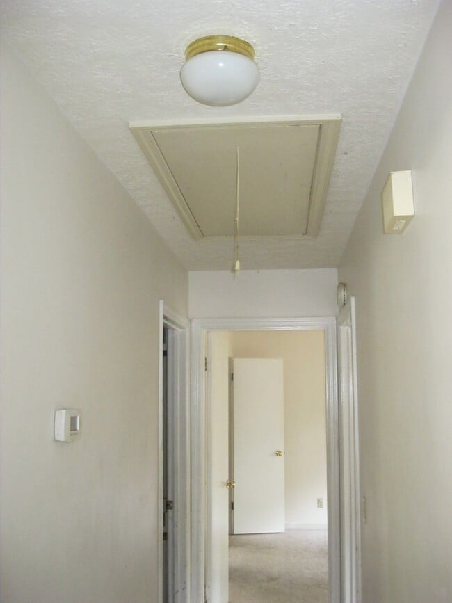 Building Photo - Cozy Home