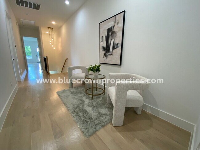 Building Photo - 807 S Glasgow Dr