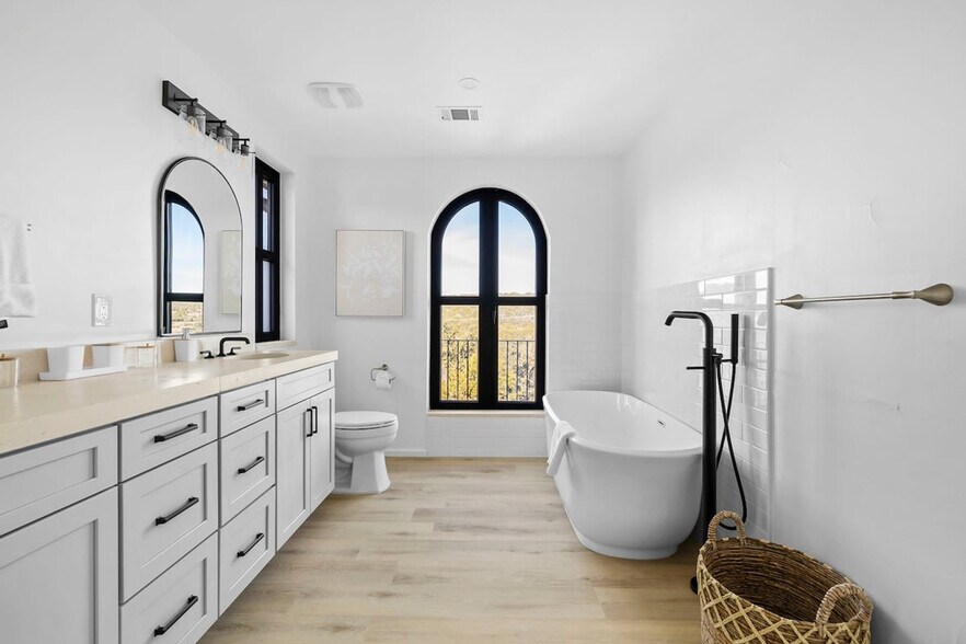 Building Photo - 2701 Bumble Bee Dr