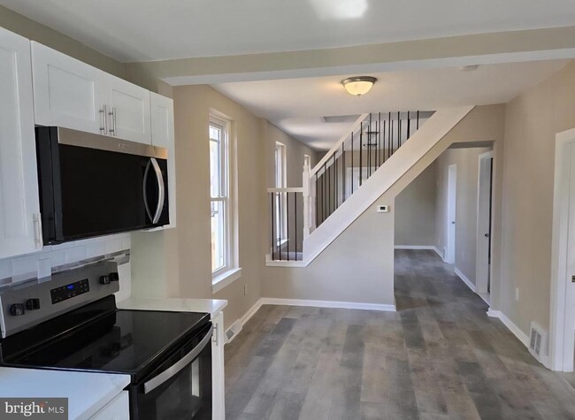 Building Photo - 524 8th Ave