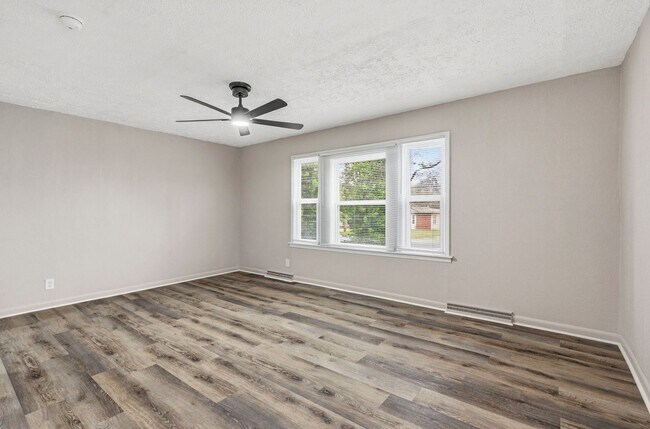 Building Photo - Move-In Ready 3 Bed with Modern Updates & Detached Garage