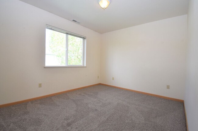 Building Photo - Nice Large 2 Bedroom 1 Bathroom Townhouse ...