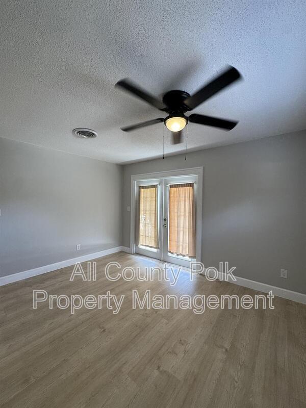 Building Photo - 2255 E Helen Cir
