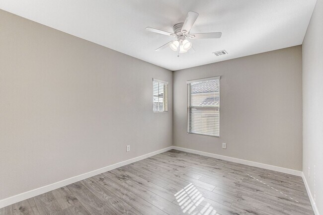 Building Photo - Spacious 3 bedroom home with large yard in...
