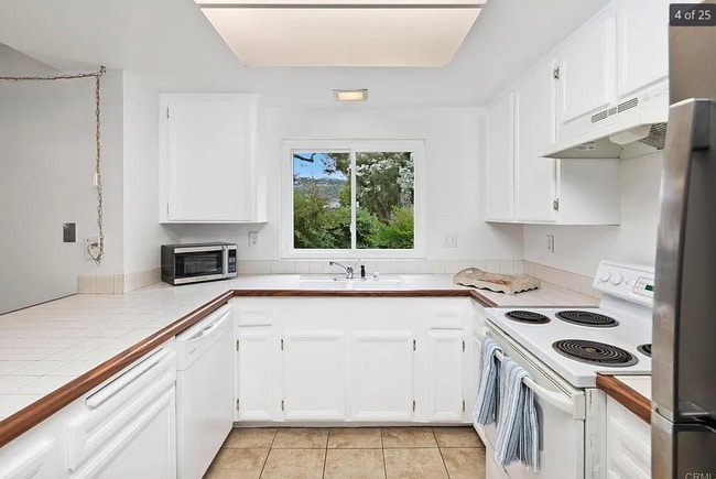 Building Photo - 1498 Gustavo St