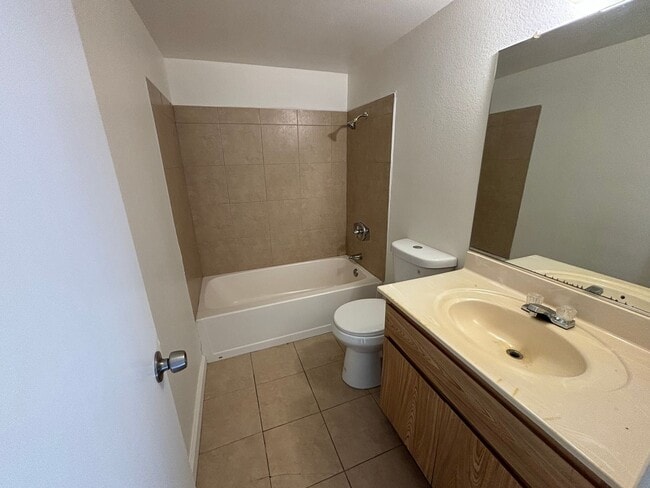 Building Photo - Modern and Spacious 3-Bedroom Townhome in ...