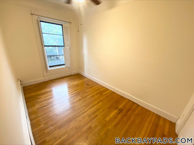 Building Photo - 529 Beacon St