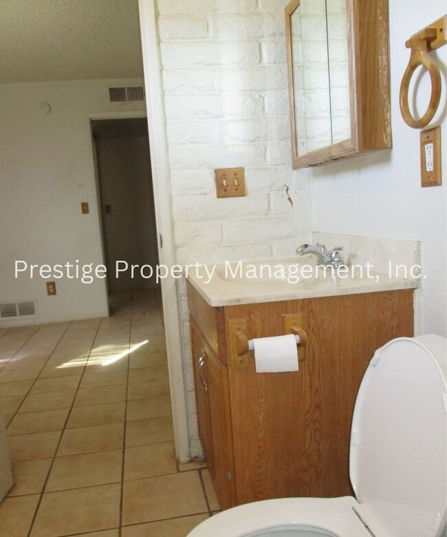 Building Photo - Check Out This 3/2 South-East Side Charmer!