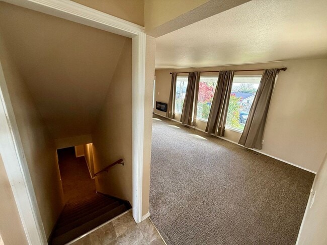 Building Photo - **For Rent: Spacious 4-Bedroom Home with 2...