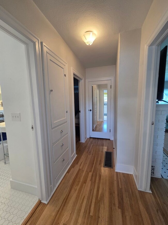 Building Photo - Fully Furnished 1-Bedroom with River Views...