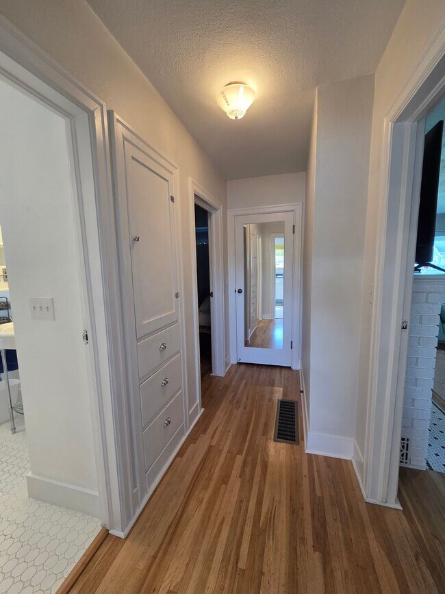 Building Photo - Fully Furnished 1-Bedroom with River Views – Ideal for Traveling Professionals