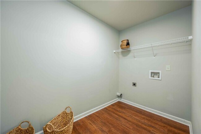 Building Photo - 5875 Chestnut Dr