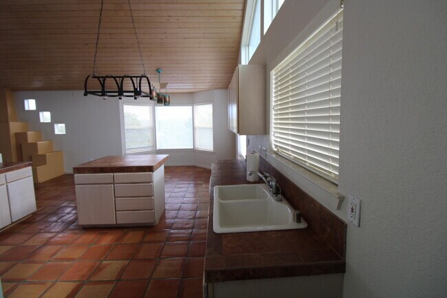 Building Photo - 7 Metate Dr