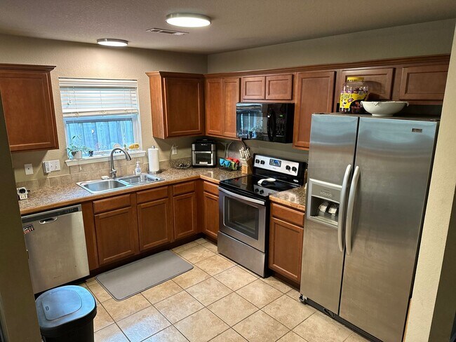Building Photo - Available August 1st!  3-Bedroom, 2-Bathro...