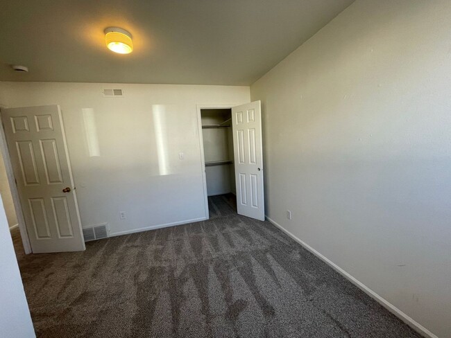 Building Photo - Charming 2 bedroom 1.5 bath in the heart o...