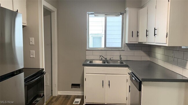 Building Photo - 5339 Elmwood Ave
