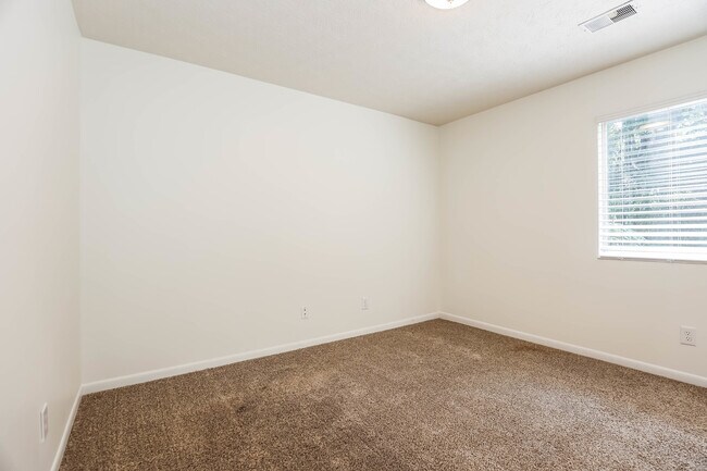 Building Photo - 8839 Eagleview Dr
