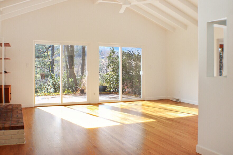 Building Photo - 21 Woodbury Rd