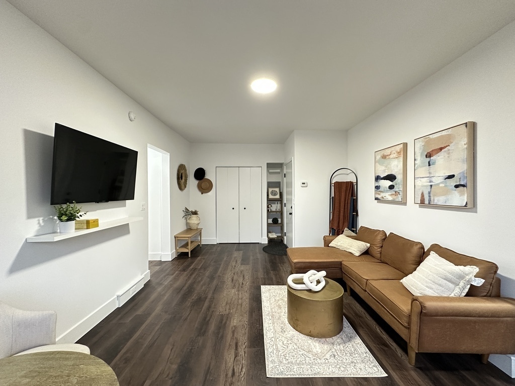 Building Photo - 1555 W Hollywood Ave