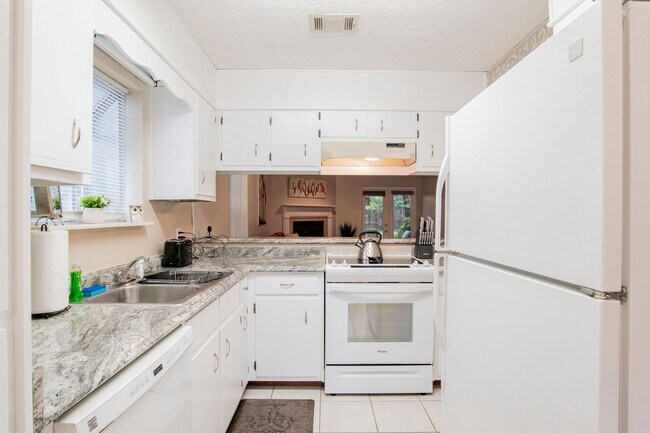 Building Photo - Lovely Ground-Floor Condo with Patio Near Airport