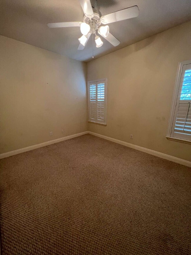 Building Photo - Spacious 3 bed, 2 bath in Plum Creek