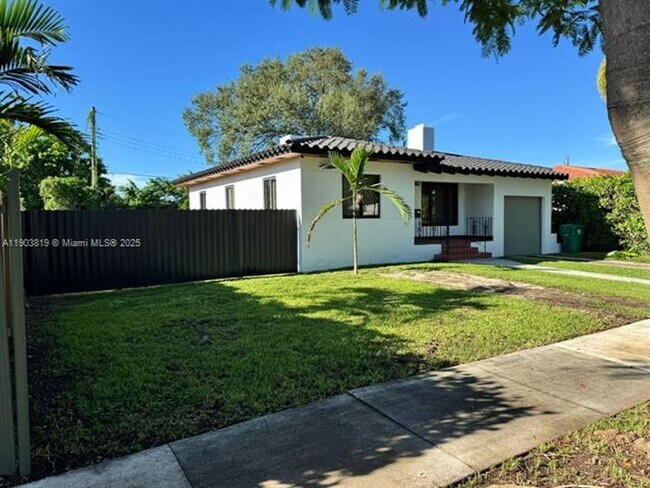 Building Photo - 2210 SW 25th St